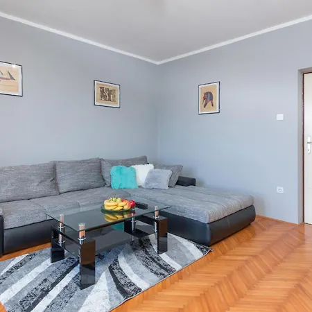 Cozy In With Kitchen Apartment *