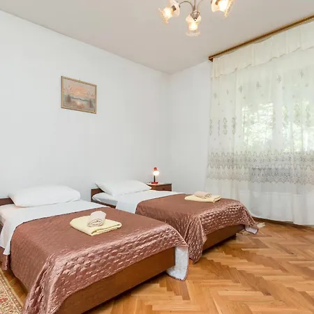 Cozy In With Kitchen Apartment Pula