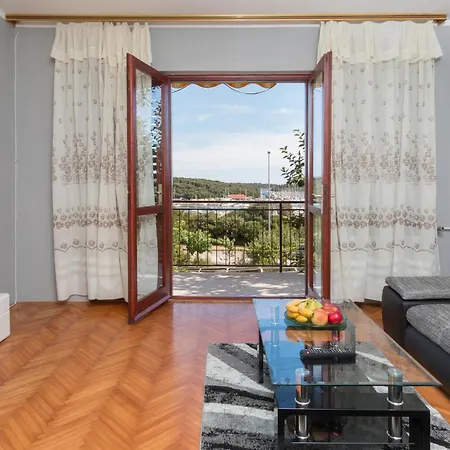 Cozy In With Kitchen Apartment Pula