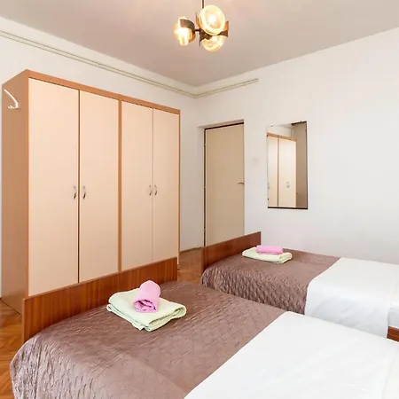 아파트 Cozy In With Kitchen